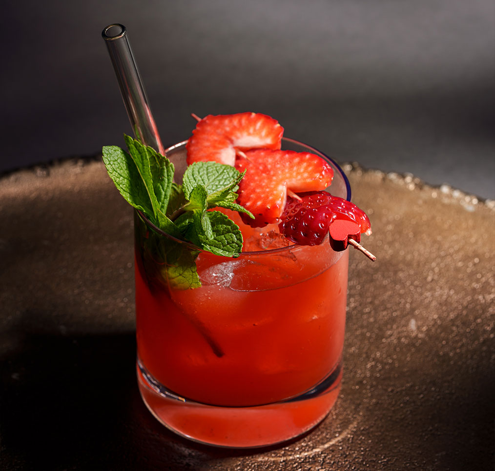 Cocktail mit Erdbeerherzen am Spieß